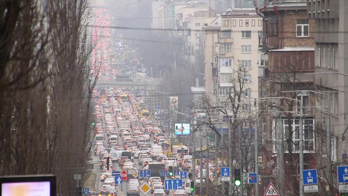 Ohrožený Kyjev zablokovaly zácpy, lidé skupují zásoby